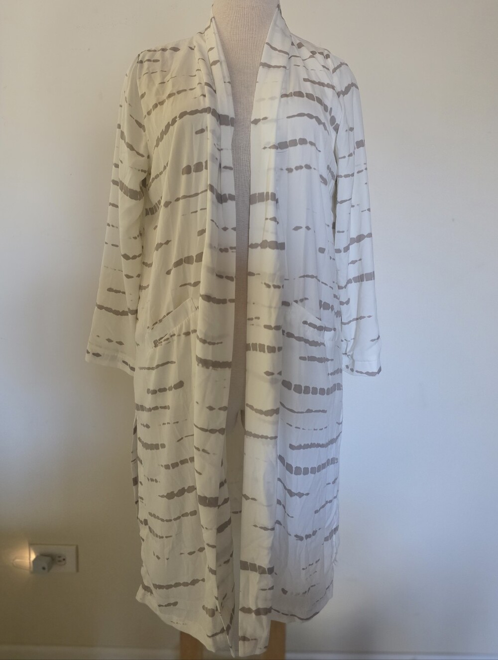 BB Dakota White Duster Coat with Taupe Brushstroke Pattern (Size XL)